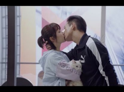 何意味？维尼修斯前女友晒自己亲吻猴子，在网络上被热议