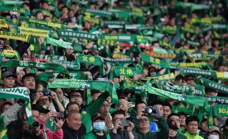 国安举行媒体球迷开放日 为因意外去世的俱乐部员工默哀(图)