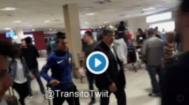 上海一中国阿根廷球迷对西班牙球迷种族歧视，之后被警方带走