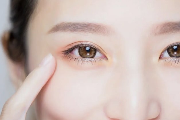 这个人是怎么想的，做拉眼角的手势