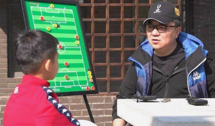 我是新球迷，想问一下大家 董路老师什么时候再率小将虐一下巴萨，给咱们中国人长脸