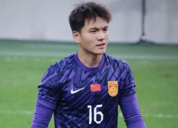 阿不都热阿齐兹外围兜射，李昊飞身将球稳稳抱住