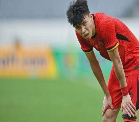 王钰栋在比赛中染黄，若国足晋级他将无法出战1/4决赛10950